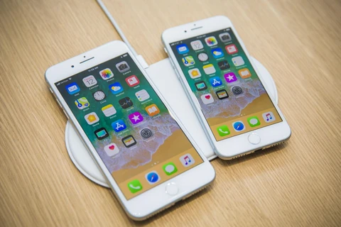 iPhone 8 và iPhone 8 Plus hỗ trợ sạc không dây. (Nguồn: Cnet)
