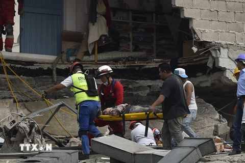Lực lượng cứu hộ chuyển người bị thương sau động đất ở Mexico City rạng sáng 20/9 (giờ Việt Nam). (Nguồn: AFP/ TTXVN)