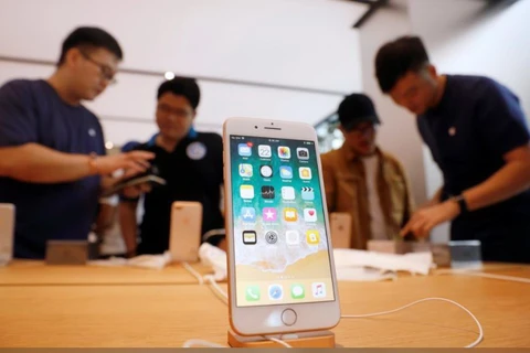 Khách hàng mua iPhone 8 ở Singapore ngày 22/9. (Nguồn: Reuters)