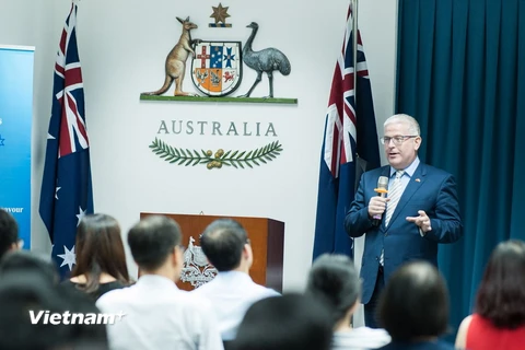 Đại sứ Australia tại Viêt Nam Craig Chittick công bố khoản hỗ trợ cho các cựu sinh viên Việt Nam học tập ở Australia. (Nguồn: Đại sứ quán Việt Nam tại Hà Nội)