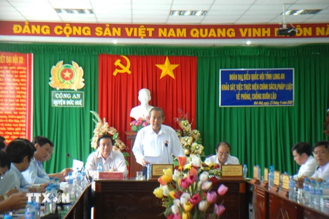Phó Thủ tướng Thường trực Chính phủ Trương Hòa Bình làm việc với lãnh đạo tỉnh Long An. (Ảnh: Trần Hữu Hiếu/TTXVN)