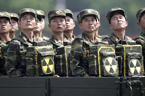 Binh sỹ Triều Tiên mang biểu tượng hạt nhân trong một lễ diêu binh. Ảnh minh họa. (Nguồn: AP)