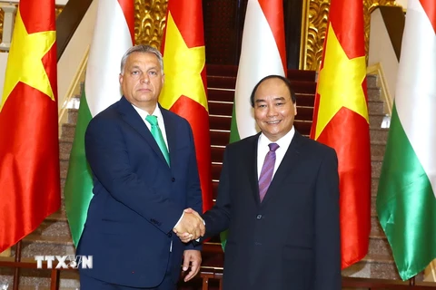 Thủ tướng Nguyễn Xuân Phúc và Thủ tướng Hungary Orbán Viktor chụp ảnh chung trước giờ hội đàm. (Ảnh: Thống Nhất/TTXVN)