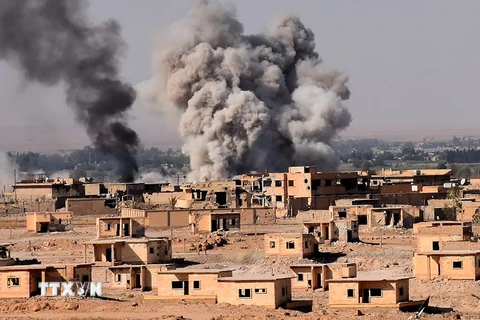Khói bốc lên sau một cuộc không kích trong chiến dịch chống khủng bố tại Bughayliyah, ngoại ô Deir ez-Zor, Syria ngày 13/9. Ảnh minh họa. (Nguồn: AFP/TTXVN)
