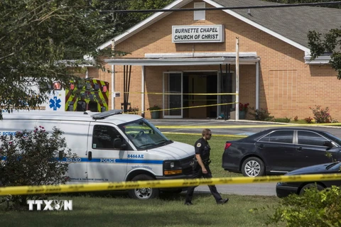Cảnh sát phong tỏa bên ngoài Nhà thờ Burnett Chapel sau vụ nổ súng ngày 24/9. (Nguồn: AFP/TTXVN)