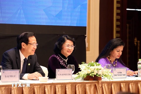 Phó Chủ tịch nước Đặng Thị Ngọc Thịnh (giữa) tại Bàn Chủ tịch điều hành Đối thoại. (Ảnh: Anh Tuấn/TTXVN)