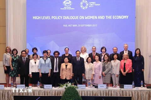 Trưởng đoàn các nền kinh tế APEC tham dự chương trình đối thoại chính sách cao cấp về Phụ nữ và Kinh tế chụp ảnh chung. (Ảnh: Phương Hoa/TTXVN)