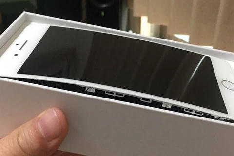 iPhone 8 Plus bị phồng rộp, nứt tách ngay khi mới bóc hộp. (Nguồn: @Magokoro0511/Twitter)