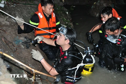 Lực lượng cứu hộ, cứu nạn tỉnh Đồng Nai tổ chức tìm kiếm người đàn ông mất tích do lũ cuốn trôi trong đêm. (Ảnh: Sỹ Tuyên/TTXVN)