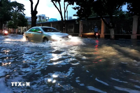 Mưa lớn gây ngập nhiều tuyến đường trong nội ô thành phố Vĩnh Long, tỉnh Vinh Long, tối 28/9. (Ảnh: Lê Thúy Hằng/TTXVN)