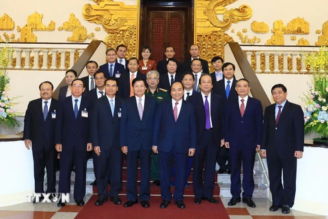 Thủ tướng Nguyễn Xuân Phúc và Thủ tướng Lào Thongloun Sisoulith chụp ảnh chung với các đại biểu hai nước tại Trụ sở Chính phủ chiều 2/10. (Ảnh: Thống Nhất/TTXVN)