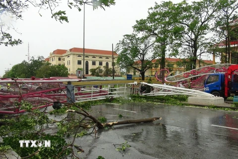Cổng chào tại thành phố Đồng Hới bị sập đổ trong bão số 10. (Ảnh: Đức Thọ/TTXVN)