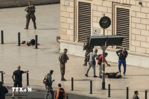 Cảnh sát Pháp tại hiện trường vụ tấn công ở Marseille ngày 1/10. (Nguồn: AFP/TTXVN)
