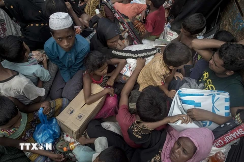 Người tị nạn Hồi giáo Rohingya trên đường tới lánh nạn tại trại tị nạn Nayapara, Bangladesh ngày 3/10. (Nguồn: AFP/TTXVN)