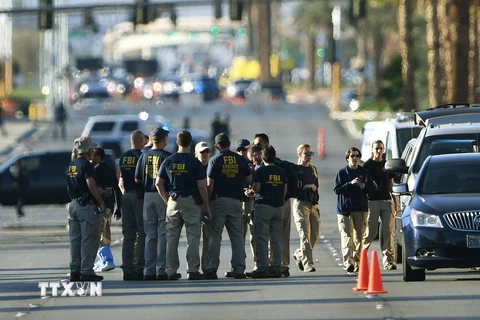 Nhân viên Cục điều tra Liên bang Mỹ (FBI) điều tra tại khu vực Khách sạn và Sòng bạc Mandalay Bay ở Las Vegas sau vụ xả súng, ngày 3/10. (Nguồn: AFP/TTXVN)