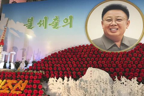 Chân dung cố lãnh đạo Triều Tiên Kim Jong-il ở một địa điểm công cộng. (Nguồn: AP)