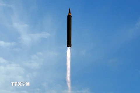 Ảnh tư liệu do Hãng thông tấn trung ương Triều Tiên công bố ngày 16/9: Tên lửa đạn đạo Hwasong-12 được phóng thử từ một địa điểm bí mật. (Nguồn: AFP/TTXVN)