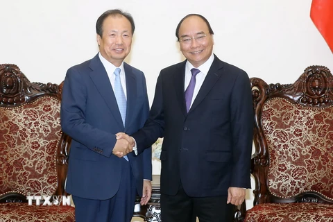 Thủ tướng Nguyễn Xuân Phúc tiếp ông Shin Yong Kyun, Chủ tịch, Tổng giám đốc Công ty Samsung Điện tử Hàn Quốc. (Ảnh: Thống Nhất/TTXVN)