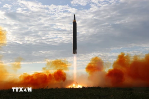Tên lửa Hwasong-12 của Triều Tiên được phóng từ một địa điểm bí mật ngày 17/9. (Nguồn: YONHAP/TTXVN)