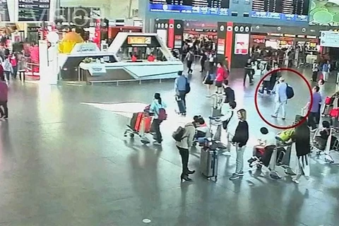 Hình ảnh chụp lại từ video sân bay ghi lại cảnh ông Kim Jong-nam (trong vòng đỏ) tại sân bay Kuala Lumpur trước thời điểm bị ám sát. (Nguồn: NBC News)