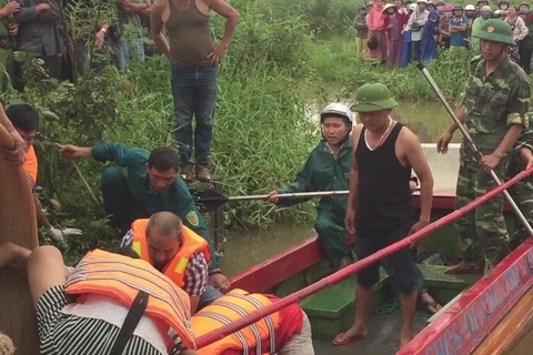 Lực lượng cứu hộ tìm kiếm thi thể em học sinh vị nước cuốn trôi xuống cống. (Nguồn: báo Quảng Trị)