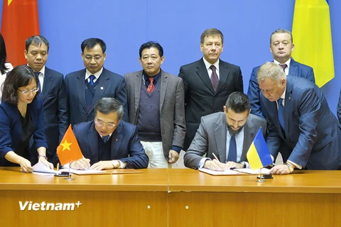 Hai Chủ tịch Phân ban đã ký Biên bản Khóa họp 14 Ủy ban liên Chính phủ Việt Nam-Ukraine về hợp tác kinh tế-thương mại và khoa học-kỹ thuật. (Ảnh: Dương Trí/Vietnam+)