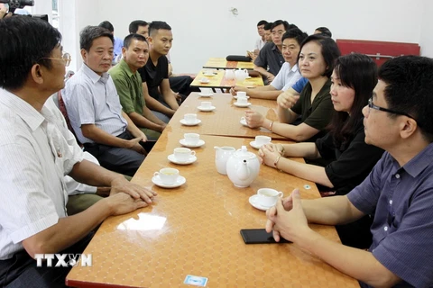 Đại diện gia đình cảm ơn sự quan tâm giúp đỡ của tỉnh Yên Bái và TTXVN trong việc tìm kiếm phóng viên Đinh Hữu Dư. (Ảnh: Trung Kiên/TTXVN)