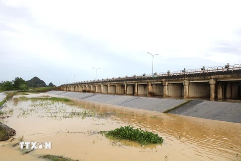Tràn Lạc Khoái, xã Gia Lạc, huyện Gia Viễn sẽ được xả nếu nước lên mức 5,3m. (Ảnh: Ninh Đức Phương/TTXVN)