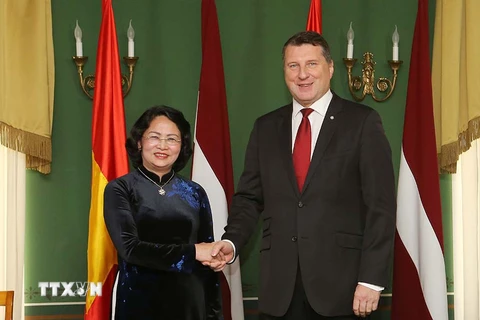 Phó Chủ tịch nước Đặng Thị Ngọc Thịnh hội kiến với Tổng thống Cộng hòa Latvia Raimonds Vejonis. (Ảnh: Doãn Tấn/TTXVN)