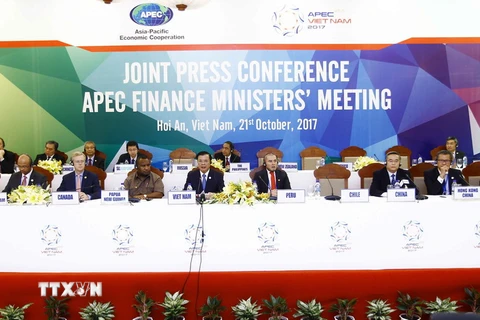 Bộ trưởng Bộ Tài chính Đinh Tiến Dũng, Chủ tịch FMM 2017 với các đại biểu đại diện các nền kinh tế APEC tại buổi họp báo kết thúc hội nghị. (Ảnh: An Đăng/TTXVN)