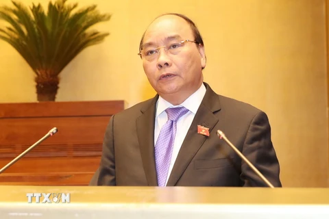 Thủ tướng Nguyễn Xuân Phúc trình bày Tờ trình đề nghị phê chuẩn việc miễn nhiệm chức vụ với hai thành viên Chính phủ. (Ảnh: Trọng Đức/TTXVN)