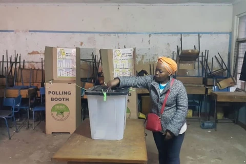 Một cử tri Kenya đi bỏ phiếu sớm ở thủ đô Nairobi. (Nguồn: Al Jazeera]