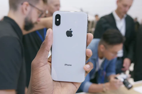 Điện thoại iPhone X. (Nguồn: YouTube/MKBHD)