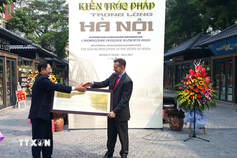 Lãnh đạo Bộ Nội vụ trao tặng tài liệu về cầu Long Biên cho Đại sứ Pháp. (Ảnh: Đinh Thị Thuận/TTXVN)