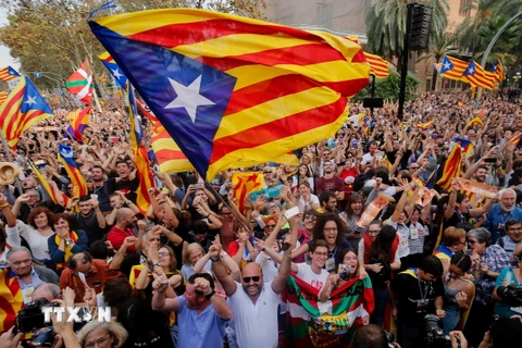 Người dân xứ Catalonia tuần hành trên đường phố thủ phủ Barcelona sau khi cơ quan lập pháp địa phương thông qua tuyên bố độc lập. (Nguồn: AFP/ TTXVN