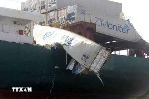 Tàu TRF KAYA Monrovia IMO 9330549 bị hư hỏng, một thùng container bị thủng rách sau va chạm. (Nguồn: CTV/TTXVN)