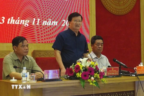 Phó Thủ tướng Trịnh Đình Dũng chủ trì Hội nghị trực tuyến với 10 tỉnh, thành để ứng phó với cơn bão số 12 và ảnh hưởng mưa lũ sau bão. (Ảnh: Nguyên Lý/TTXVN)