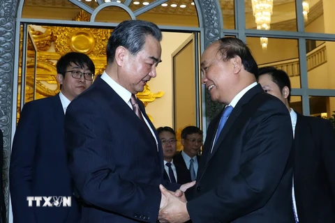 Thủ tướng Nguyễn Xuân Phúc tiếp Bộ trưởng Ngoại giao Trung Quốc Vương Nghị đang thăm chính thức Việt Nam. (Ảnh: Thống Nhất/TTXVN)