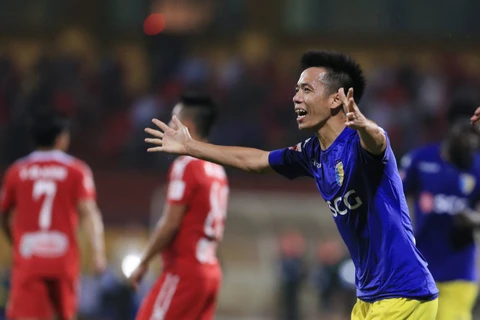 Văn Quyết (Hà Nội) ăn mừng bàn thắng vào lưới Thành phố Hồ Chí Minh. (Nguồn: Báo Tuổi Trẻ)