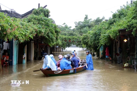 Người dân Hội An di chuyển trên phố bằng thuyền. (Ảnh: Nguyễn Sơn/TTXVN)
