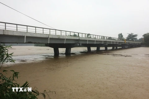 Cầu Phước Tích trên tỉnh lộ 49, huyện Phong Điền, tỉnh Thừa Thiên-Huế nước lũ dân cao gần chạm đáy cầu. (Ảnh: Hồ Cầu/TTXVN)