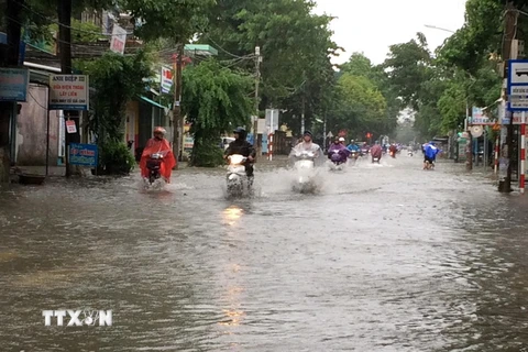 Nhiều tuyến đường ở thành phố Quảng Ngãi ngập nặng do mưa lũ. (Ảnh: Phước Ngọc/TTXVN)