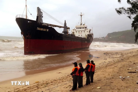 Tàu hàng bị sóng biển đánh trôi dạt vào bờ biển Quy Hòa, Quy Nhơn. (Ảnh: Nguyên Linh/TTXVN