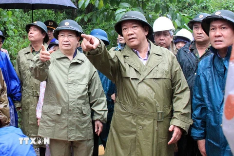Phó Thủ tướng Trịnh Đình Dũng chỉ đạo ứng phó bão lũ tại Bắc Trà My, Quảng Nam. (Ảnh: Nguyễn Sơn/TTXVN)