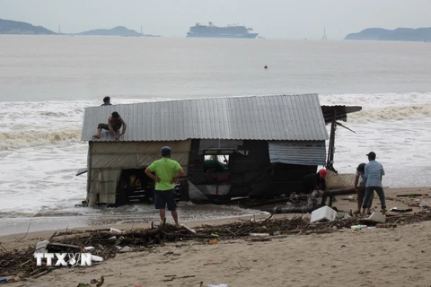 Tháo dỡ một căn nhà tạm trôi dạt vào bờ biển Nha Trang sau bão số 12. Ảnh minh họa. (Ảnh: Nguyên Lý/TTXVN)