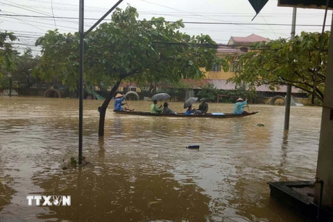 Người dân phải di chuyển bằng thuyền trên phố như đi trên sông, ở thành phố Huế. (Ảnh: Quốc Việt/TTXVN)