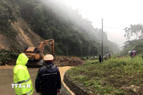 Lực lượng chức năng xử lý hiện trường sạt lở cho các phương tiện qua lại trên tuyến đường khu vực đèo Lò Xo, nối tỉnh Kon Tum với Quảng Nam. Ảnh minh họa. (Ảnh: Quang Thái/TTXVN)