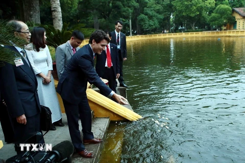 Hình ảnh Thủ tướng Canada tham quan Khu di tích Chủ tịch Hồ Chí Minh