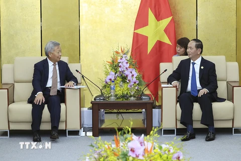 Chủ tịch nước Trần Đại Quang tiếp Chủ tịch Ngân hàng Đầu tư Cơ sở hạ tầng châu Á (AIIB) Kim Lập Quần. (Nguồn: TTXVN)