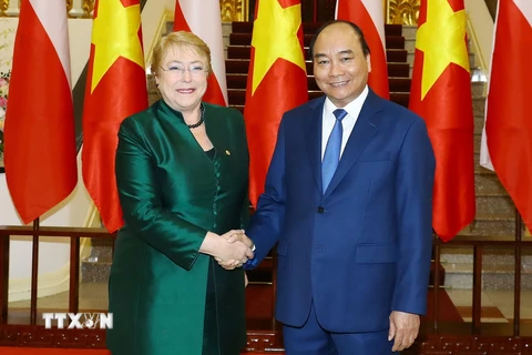 Thủ tướng Nguyễn Xuân Phúc đón tiếp Tổng thống Chile, bà Michelle Bachelet. (Ảnh: Thống Nhất/TTXVN)